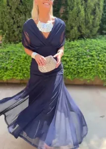 Detailweergave van een elegante donkerblauwe avondjurk met V-hals en transparant