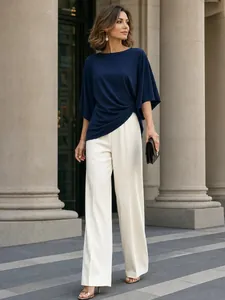 Elegante set due pezzi con top drappeggiato blu navy e pantaloni bianchi a gamba larga