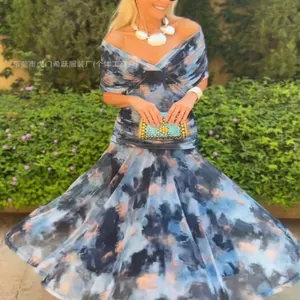 Gedetailleerd overzicht van een blauw-zwarte abstracte print jurk voor dames met voering