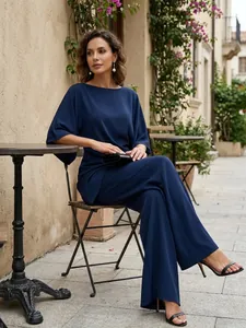 Elegante set due pezzi blu navy con camicetta drappeggiata e pantaloni a gamba larga