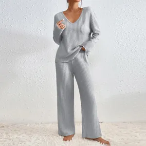 Vue détaillée de l'ensemble de détente en tricot côtelé gris avec col en V et pantalon large.