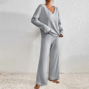 Ensemble détente gris en maille côtelée avec haut à col en V et pantalon large