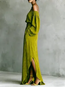 Completo due pezzi verde oliva top con maniche a sbuffo e gonna lunga con spacco alto.