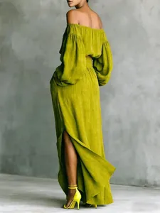 Vista posteriore di elegante completo verde oliva con top senza spalline e gonna lunga con spacco.