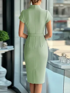 Vue arrière détaillée d'une robe crayon ajustée vert menthe élégante avec col montant et ceinture
