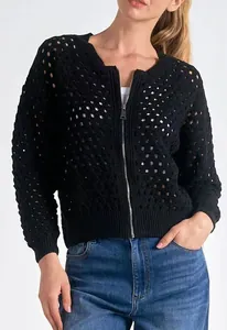 Gedetailleerd zicht op een zwart opengewerkt gebreid vest voor dames met ritssluiting.