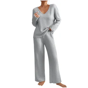 Ensemble de détente gris confortable pour femme avec col en V, manches longues et maille côtelée.