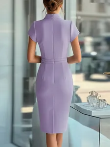 Élégante robe moulante violette avec fente au dos et un design chic de col montant