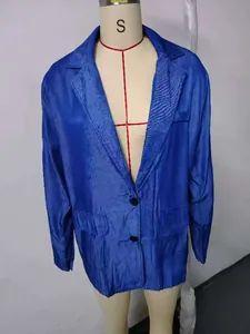 Americana informal azul de corte holgado con cuello de solapa y detalle de dos botones