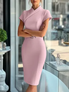 Robe midi rose moulante élégante avec décolleté asymétrique et boucle décorative.