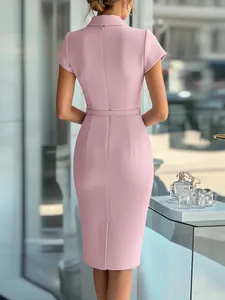 Élégante vue arrière d'une robe midi rose ajustée dotée d'une fine ceinture à la taille