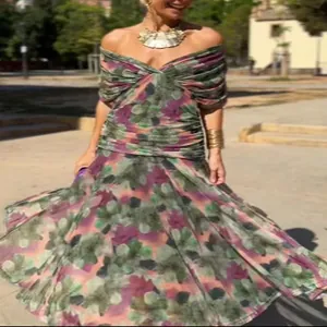 Elegante gebloemde maxi-jurk met blote schouders en voering, ideaal voor de zomerse look.