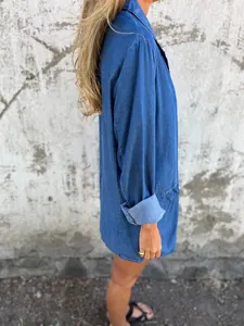 Vista de perfil de una chaqueta vaquera azul informal y holgada con mangas remangadas