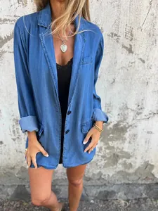 Blazer vaquera holgada con cuello de solapa y botones para un estilo otoñal casual