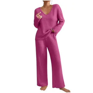 Vue détaillée de l'ensemble haut en tricot côtelé magenta à col en V et pantalon large