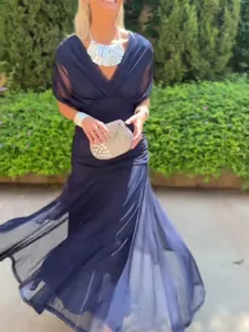 Elegante marineblauwe maxi-jurk met V-hals, transparante mouwen en een zwierige rok met voering