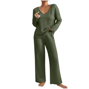 Ensemble d'intérieur en maille côtelée verte avec haut col V et pantalon large