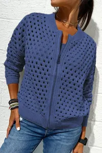 Detailopname van blauw damesgebreid vest met opengewerkt patroon en ritssluiting