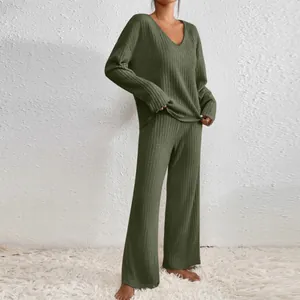 Ensemble de détente 2 pièces en maille côtelée vert olive avec col en V et pantalon large
