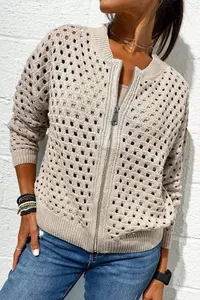 Detailopname van beige gebreid opengewerkt vest met rits voor een casual damesstijl