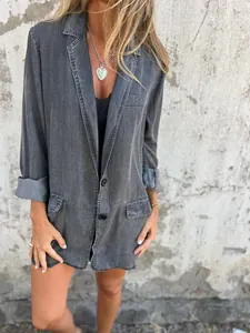 Primer plano de chaqueta vaquera informal de solapa ancha para mujer en gris carbón