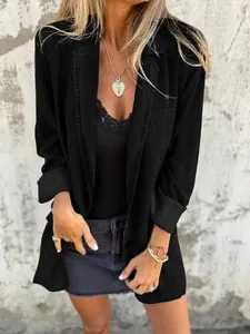 Detalle de una chaqueta vaquera negra informal con cuello de solapa para la temporada