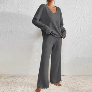 Ensemble deux pièces gris pour femme avec col en V, manches longues et maille côtelée décontractée