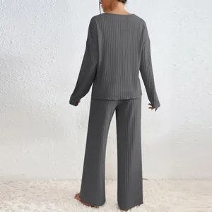 Vue arrière d'un ensemble en tricot côtelé gris anthracite avec haut manches longues et pantalon
