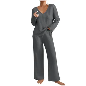 Gros plan sur un ensemble de détente gris en maille côtelée douce pour femmes