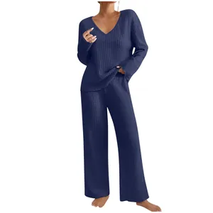 Détail rapproché d'un ensemble de détente en tricot côtelé bleu marine avec col en V