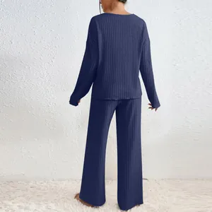 Vue arrière d'un ensemble de détente confortable en maille côtelée bleu marine pour femme