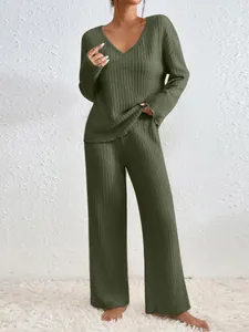 Ensemble détente en maille côtelée vert armée avec haut col V et pantalon large