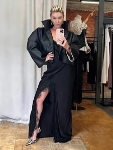 Vue détaillée d'une veste en cuir vintage à col montant et manches évasées larges