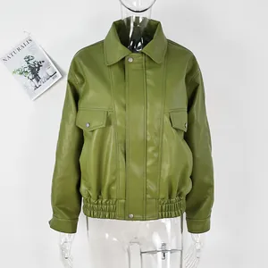 Dettaglio di un'elegante giacca in ecopelle verde con colletto a rever e orlo elastico