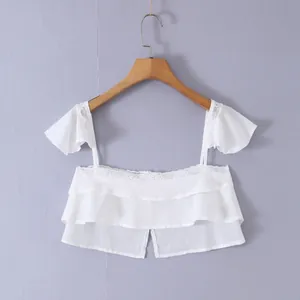 Detailweergave van een witte Franse crop-top met kanten randen en fladderende mouwen