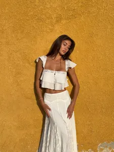 Stijlvolle Franse witte kanten crop top met bijpassende patchwork maxi-rok set voor dames