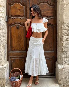 Elegante tweedelige set met witte kanten crop top en bijpassende lange rok, Franse stijl