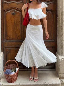 Elegant Frans wit kant ensemble met crop top met ruches en lange rok, tweedelige set