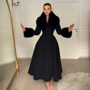Vue d'ensemble d'un manteau long en lana noir avec col en fourrure et jupe évasée.