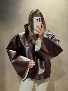 Veste oversize en similicuir bordeaux avec col montant et larges manches cloche femme.
