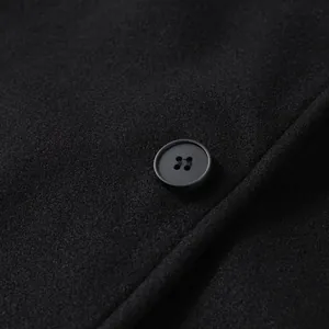 Dettaglio macro di un cappotto di lana nero con trama del tessuto di alta qualità.