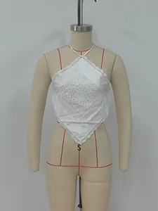 Gros plan d'un haut licou en dentelle blanche avec motif crochet et lien au cou