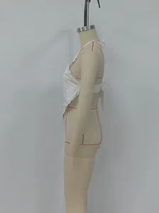 Vue latérale détaillée d'un haut dos nu en dentelle blanche avec un design noué
