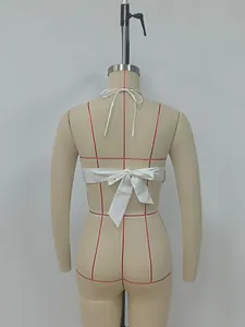 Vue arrière détaillée du haut licou en dentelle blanche avec rubans à nouer