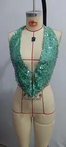 Detalle de un top corto halter con lentejuelas verdes brillantes para mujer