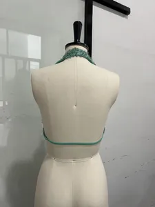 Vista trasera detallada de un sexy top halter con lentejuelas verde claro en un maniquí