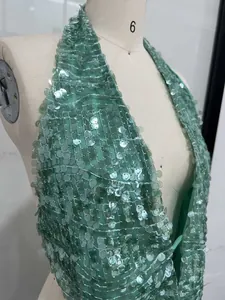 Textura detallada de lentejuelas verdes en un sexy top halter de verano para mujer a la moda