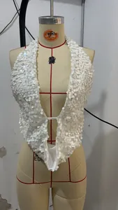 Vista frontal de un sexy top blanco con lentejuelas y cuello halter en un maniquí de sastre.