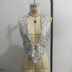 Vista detallada de un top halter con lentejuelas plateadas brillantes y diseño sin espalda.