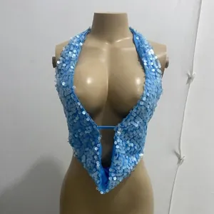 Vista detallada de un sexy top halter de lentejuelas azul claro en un maniquí para mujer.
